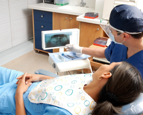 Dentista en clinica Axis Dental